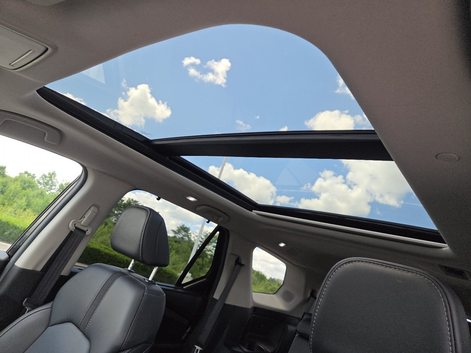 Used 2025 Honda Pilot Touring image 4