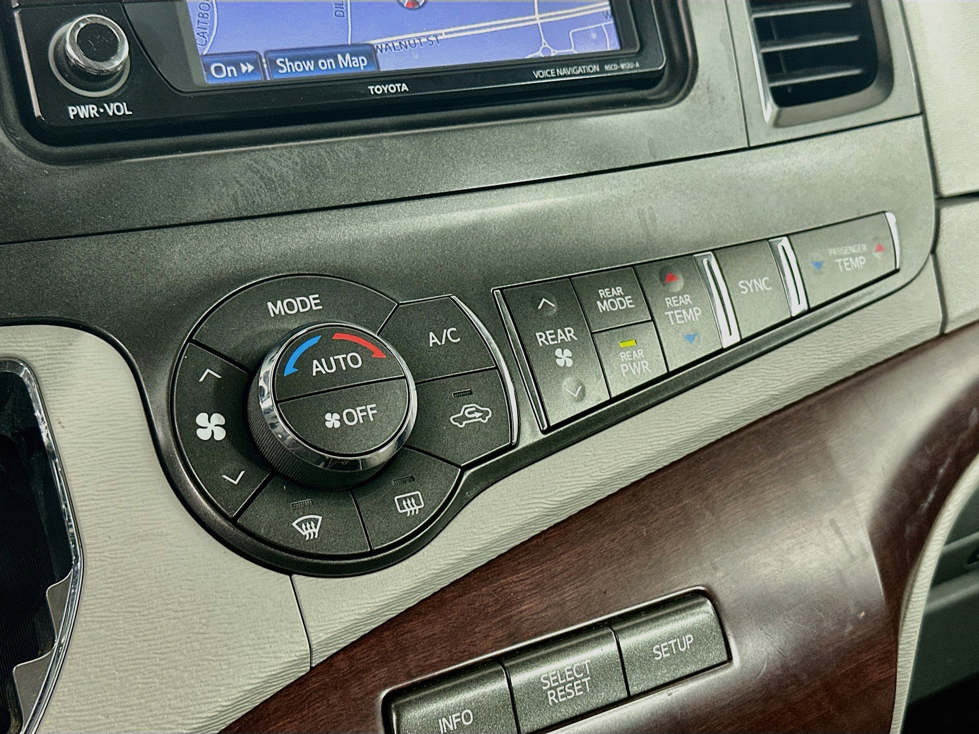Used 2013 Toyota Sienna XLE FWD image 24