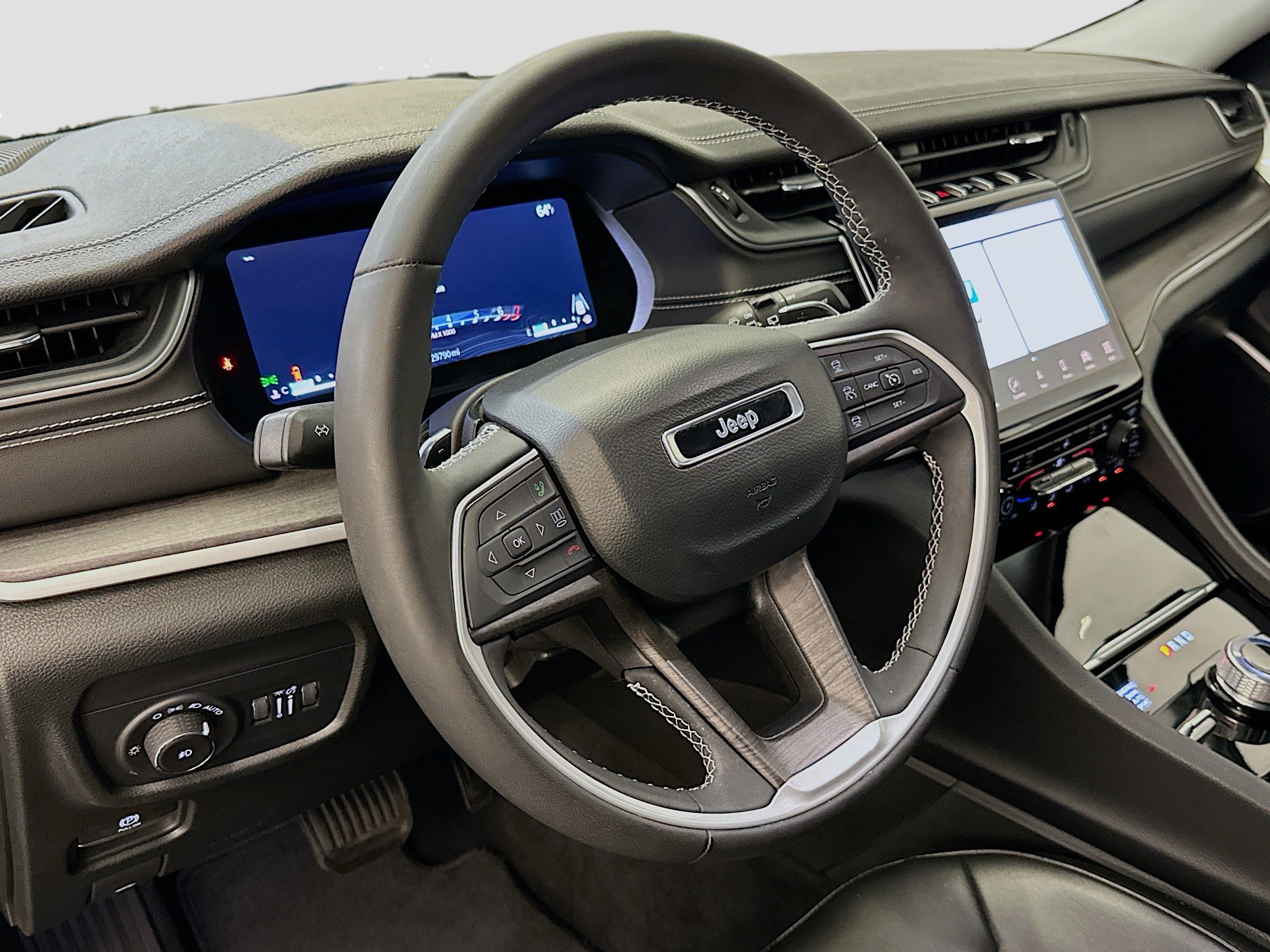 Used 2023 Jeep Grand Cherokee Limited AWD/4WD image 18