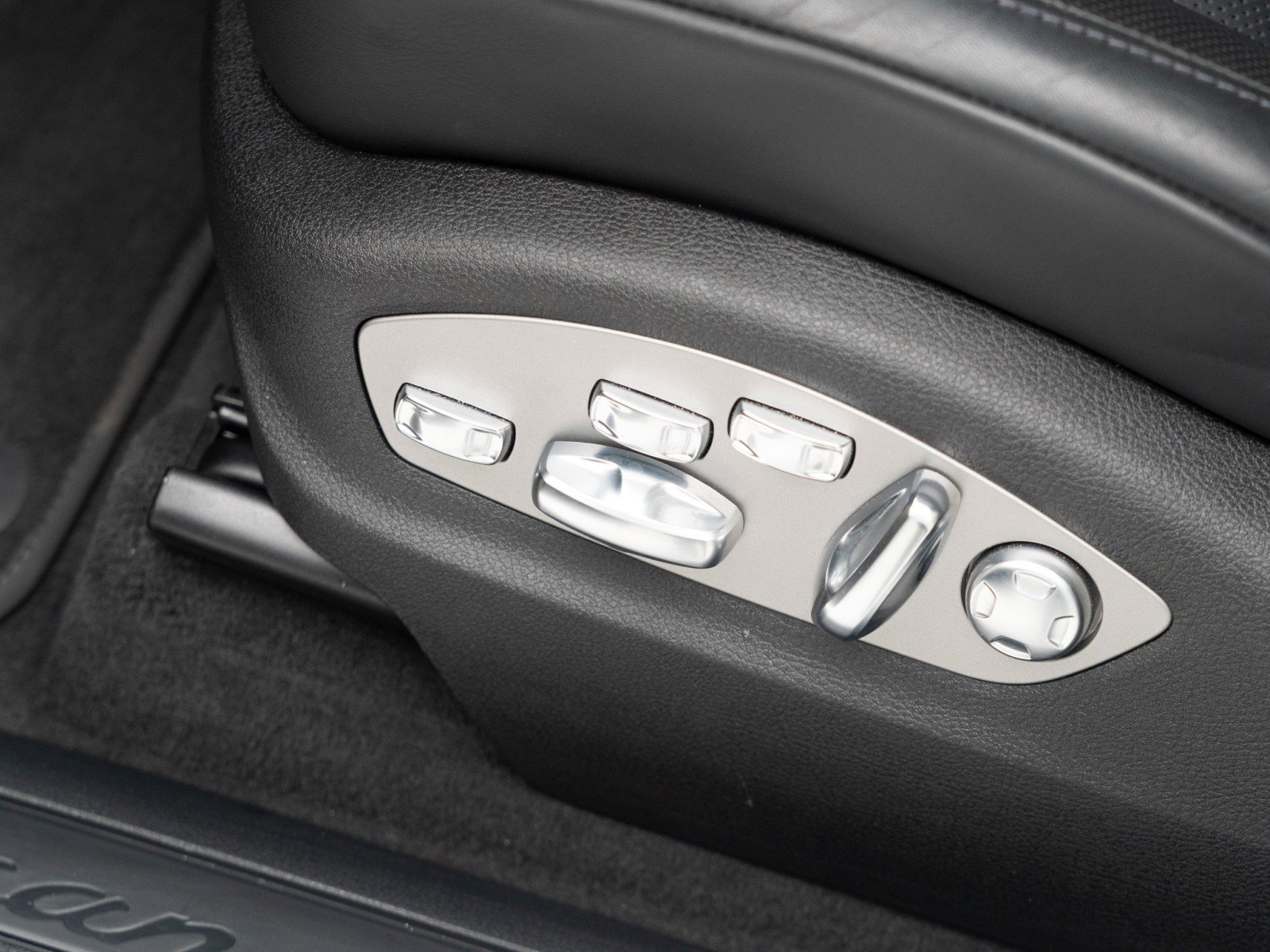 Certified 2025 Porsche Macan image 16