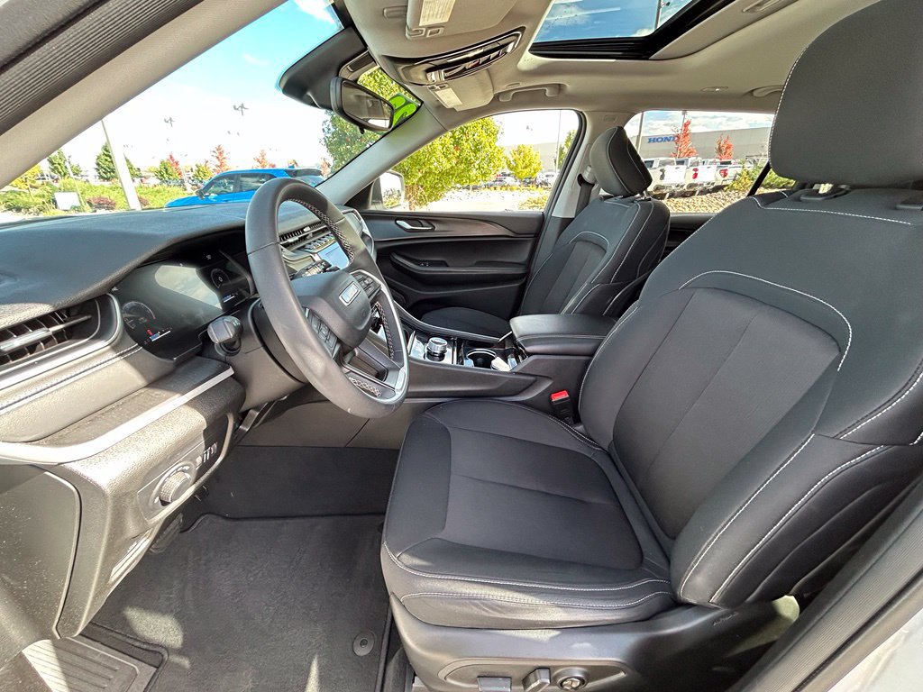 Used 2023 Jeep Grand Cherokee L Laredo w/ Luxury Tech Group I AWD/4WD image 13