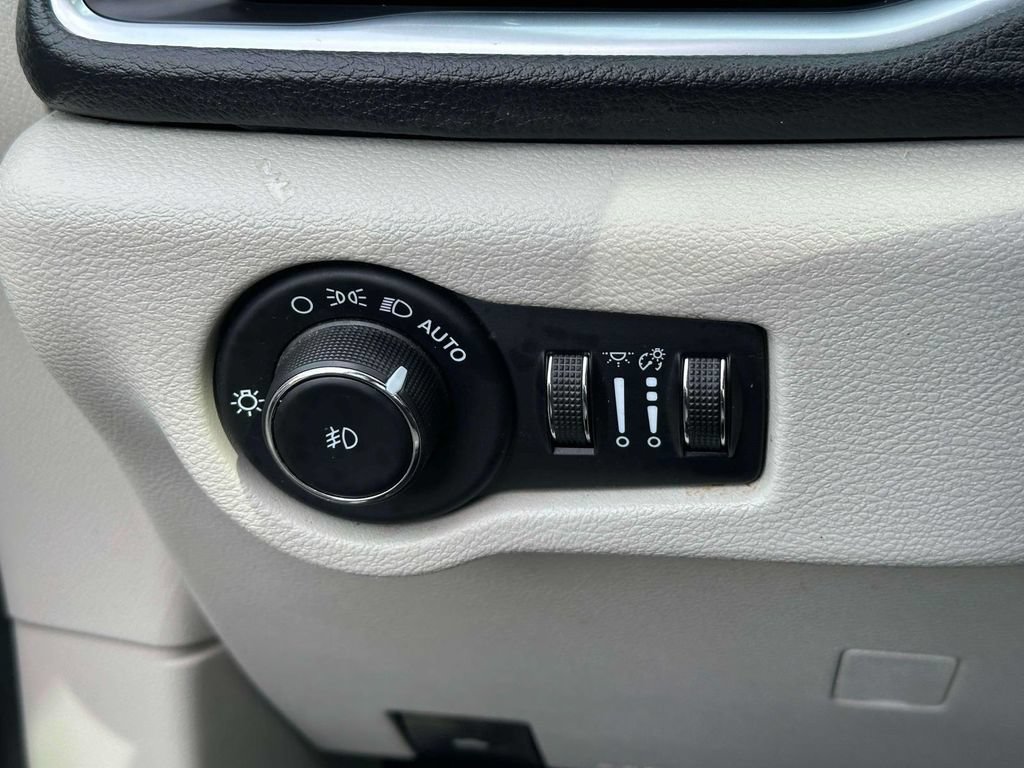 Used 2020 Chrysler Pacifica Limited w/ Advanced Safetytec Group FWD image 19