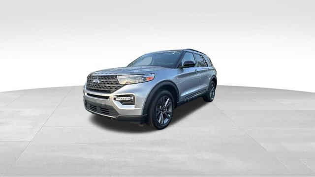Used 2023 Ford Explorer XLT w/ Equipment Group 202A AWD/4WD image 2