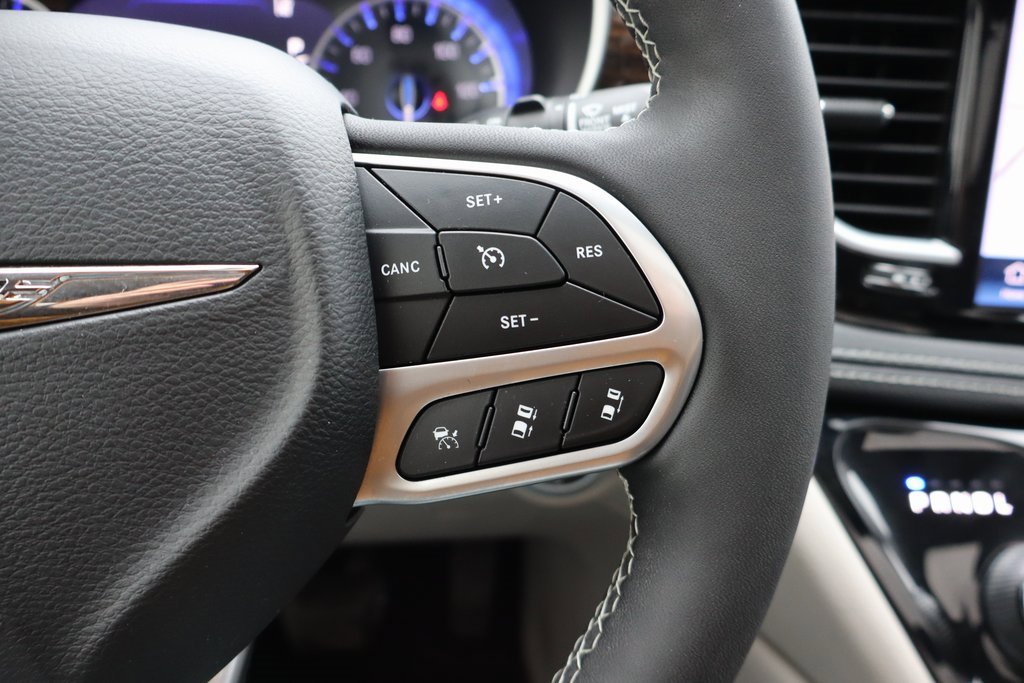 Used 2022 Chrysler Pacifica Limited image 8