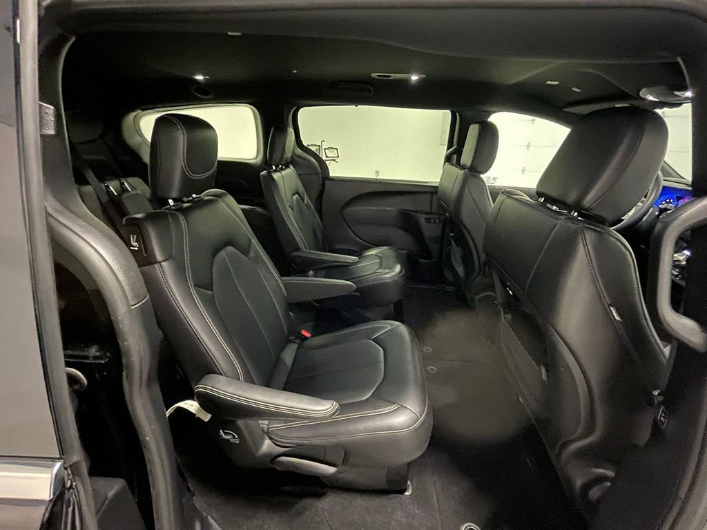Used 2025 Chrysler Pacifica Select image 26