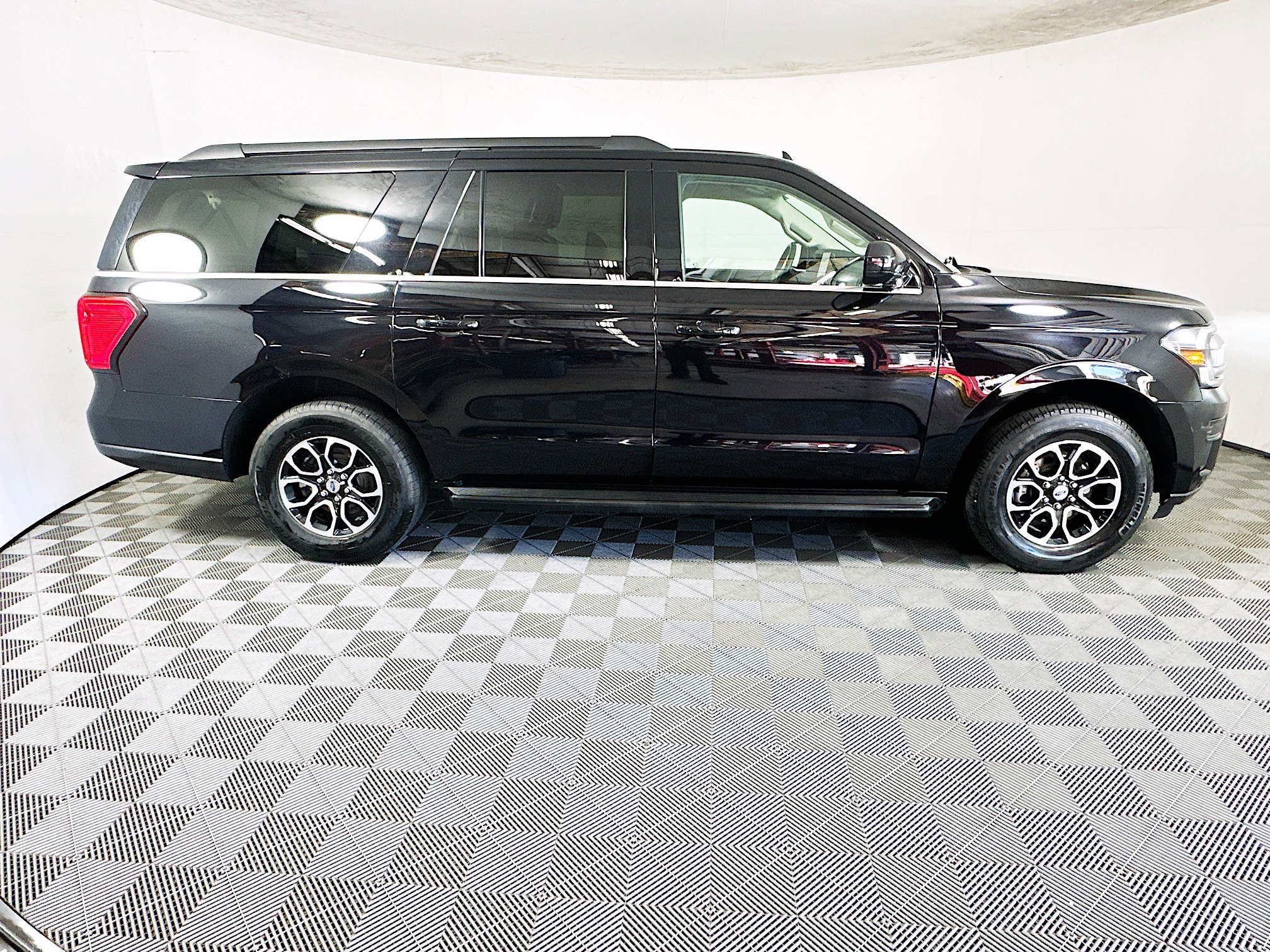 Used 2024 Ford Expedition Max XLT image 2