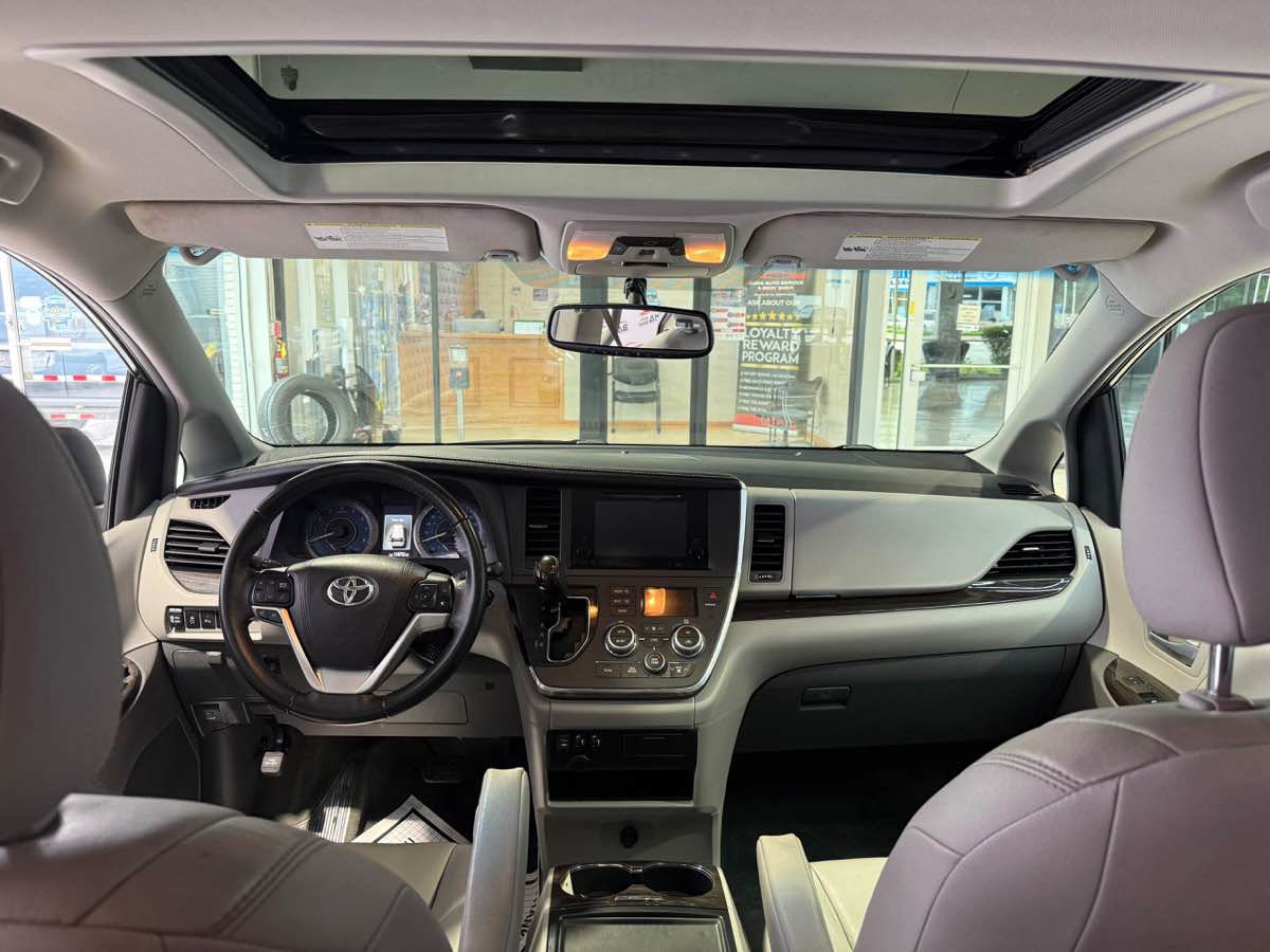 Used 2017 Toyota Sienna XLE w/ XLE Navigation Package AWD/4WD image 22
