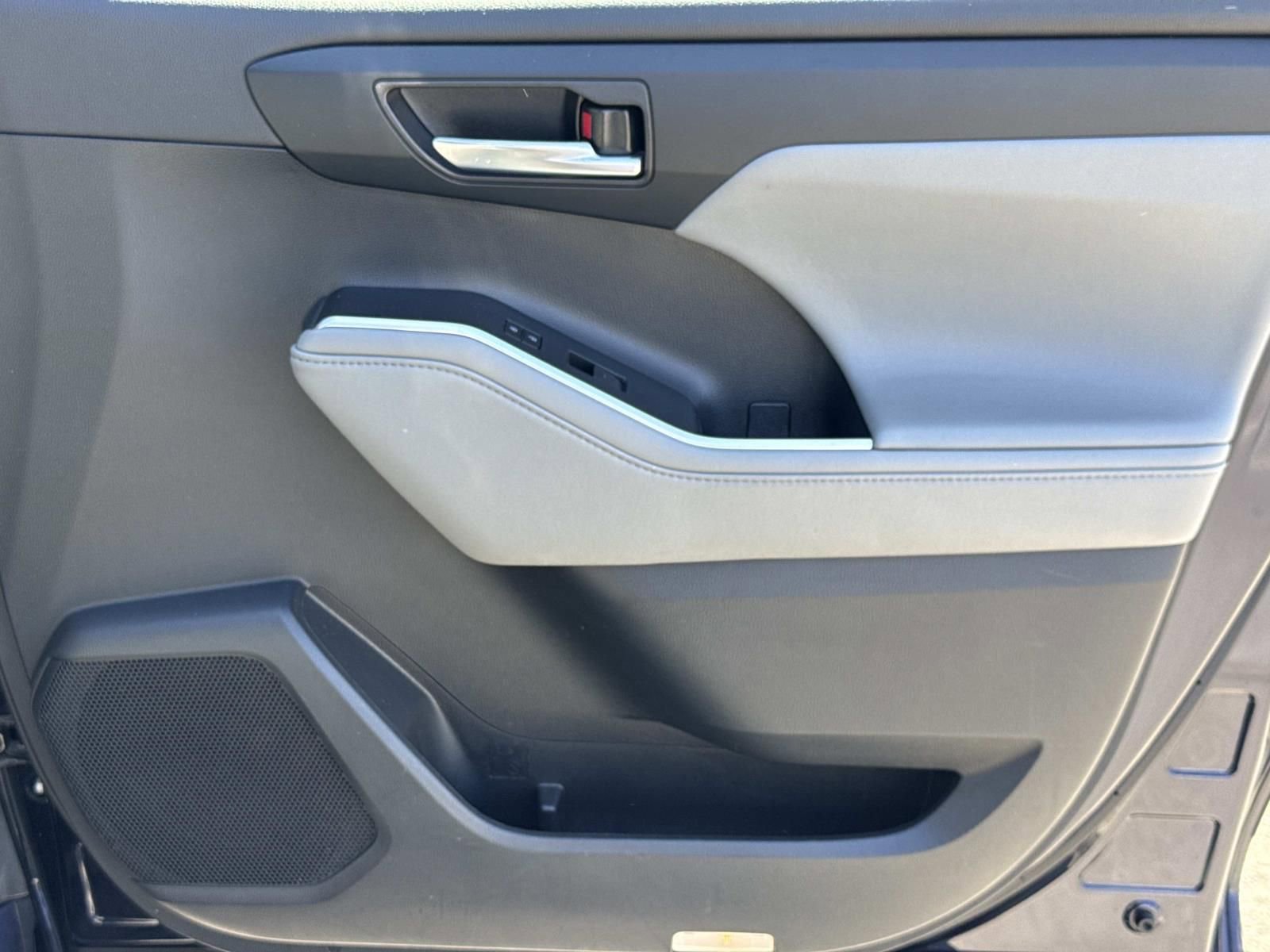 Used 2020 Toyota Highlander XLE AWD/4WD image 24