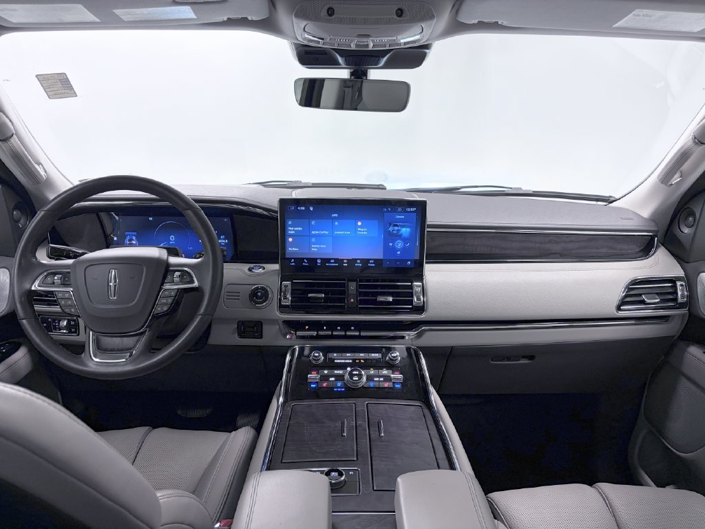 Used 2023 Lincoln Navigator Reserve AWD/4WD image 2