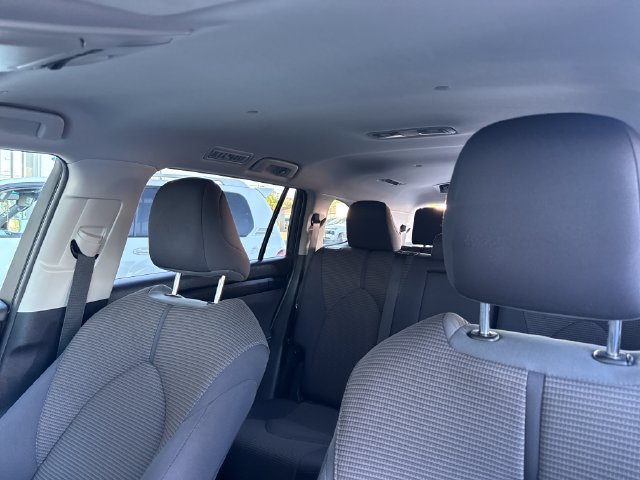 Used 2024 Toyota Highlander LE AWD/4WD image 31