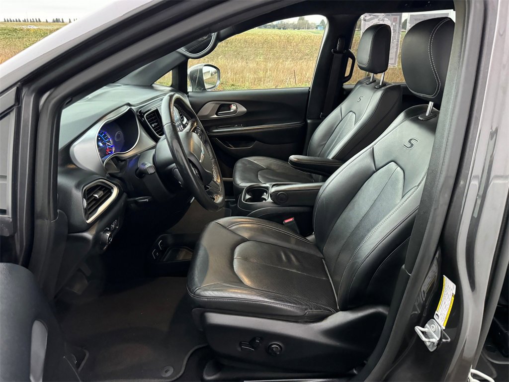 Used 2020 Chrysler Pacifica Touring-L w/ S Appearance Package image 9