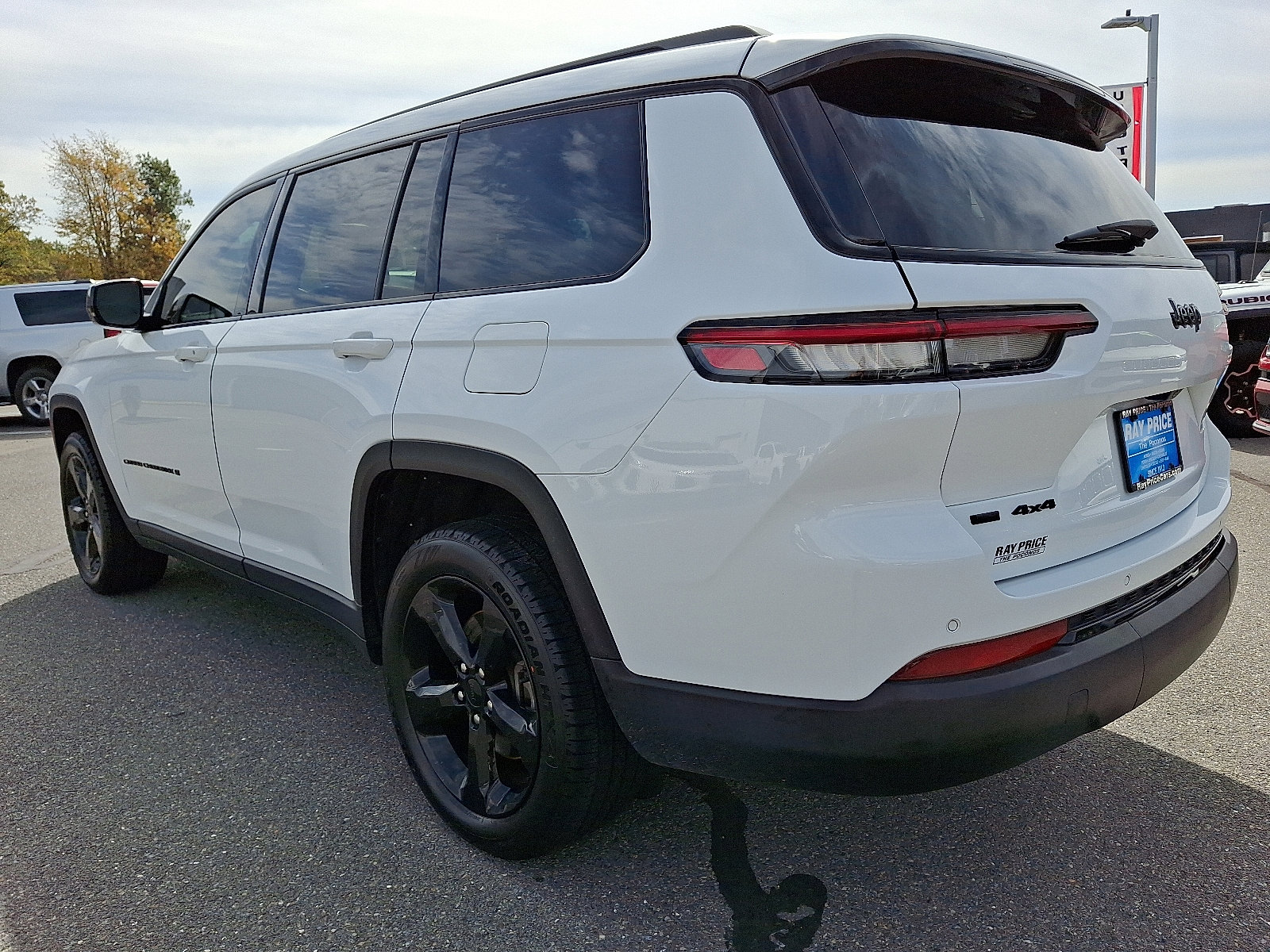 Used 2022 Jeep Grand Cherokee L Laredo image 4