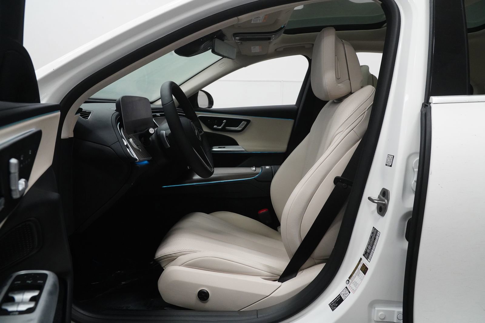 New 2026 Mercedes-Benz E 350 4MATIC Sedan image 2