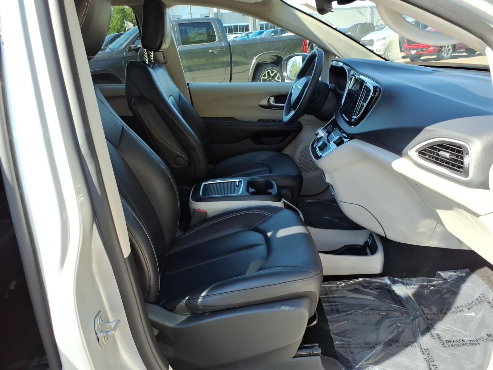 Used 2024 Chrysler Pacifica Touring-L FWD image 19