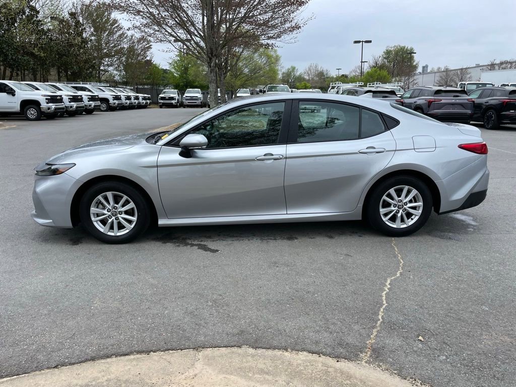 Used 2025 Toyota Camry SE image 4