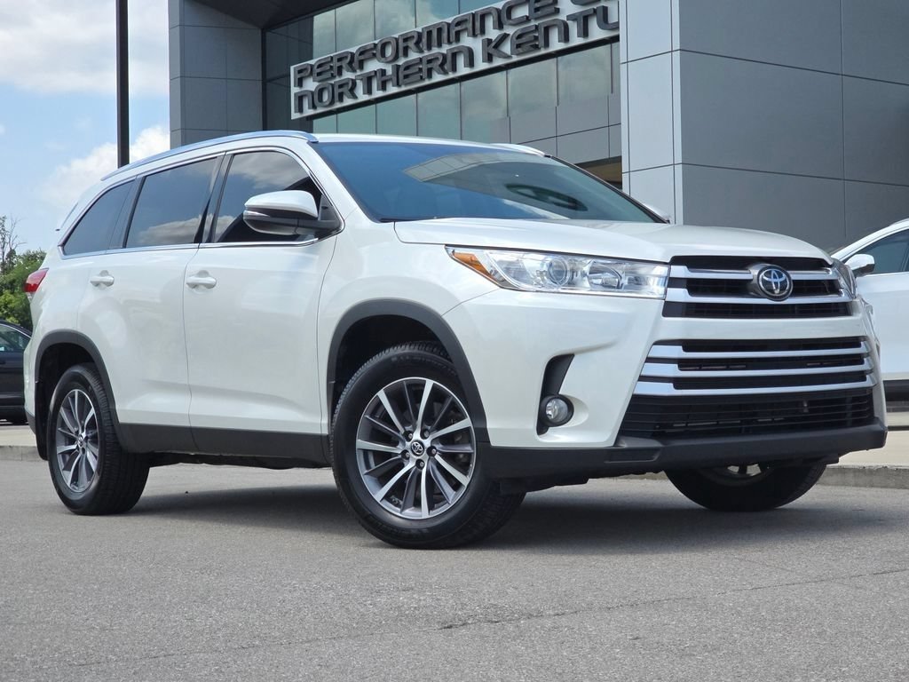 Used 2019 Toyota Highlander XLE AWD/4WD image 2
