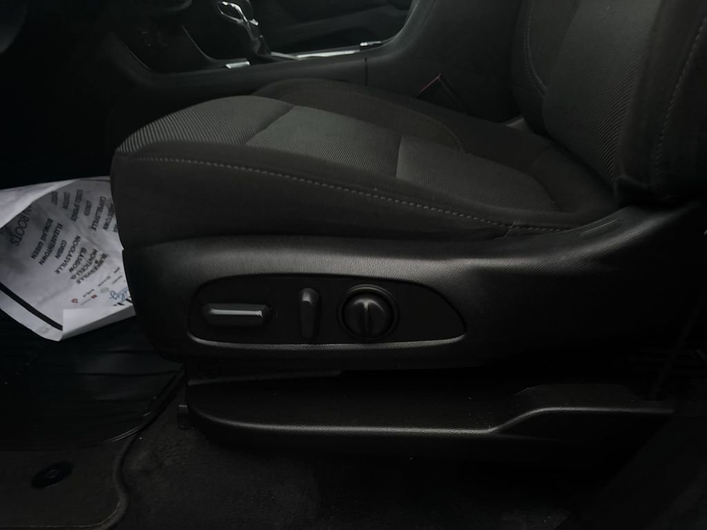 Used 2023 Chevrolet Traverse LT FWD image 18
