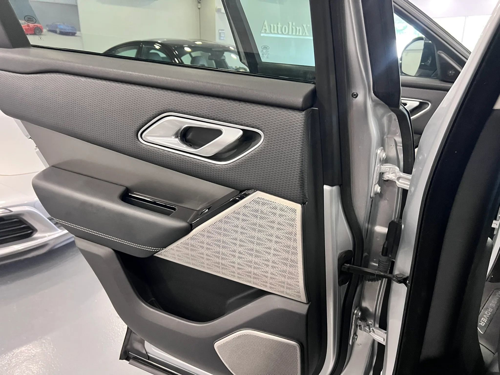 Used 2018 Land Rover Range Rover Velar S AWD/4WD image 26