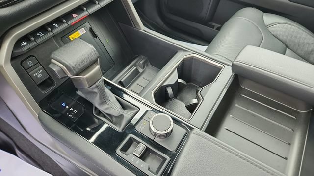 Used 2024 Toyota Tundra Limited AWD/4WD image 18