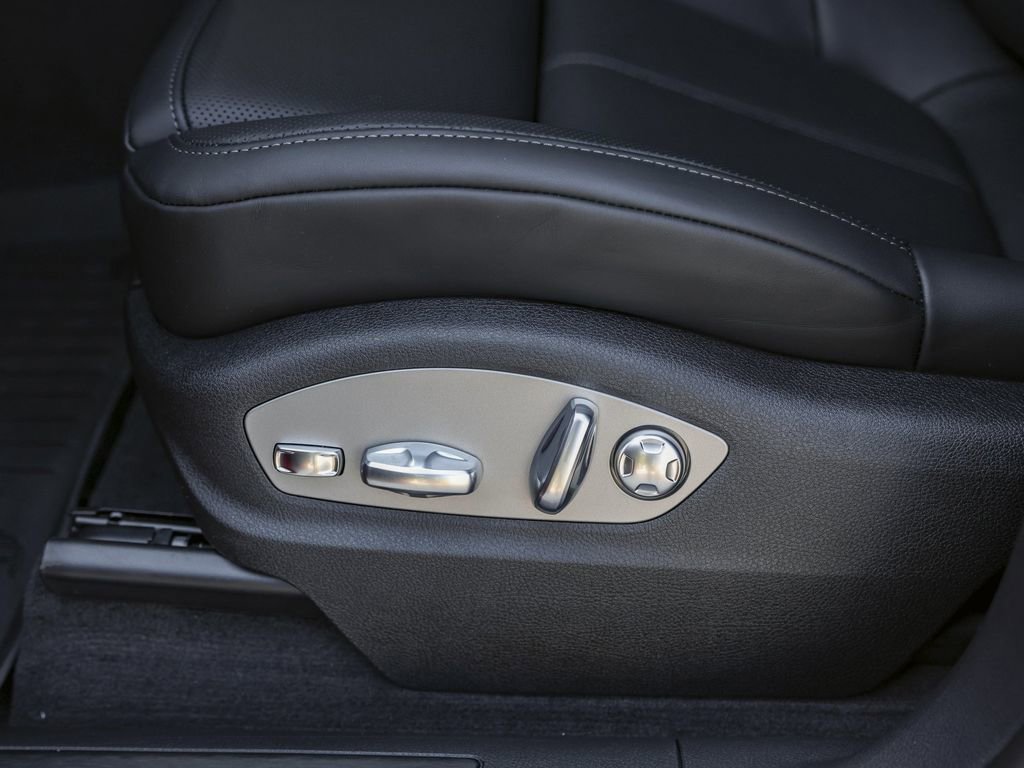Certified 2026 Porsche Macan Turbo AWD/4WD image 15