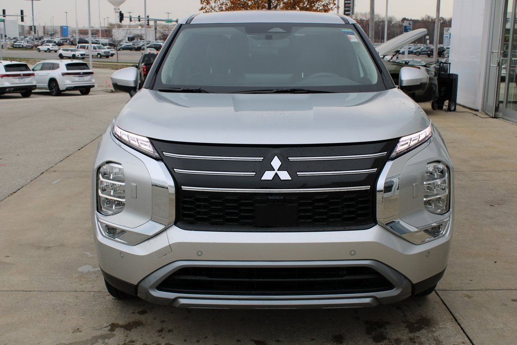 Used 2025 Mitsubishi Outlander SE image 2