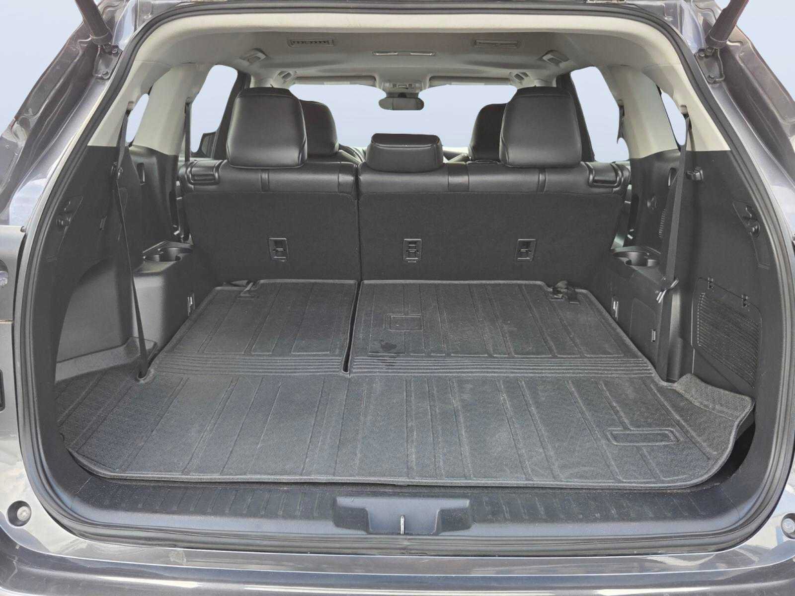 Used 2021 Toyota Highlander XLE FWD image 18