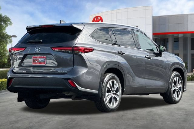 Certified 2022 Toyota Highlander XLE AWD/4WD image 5