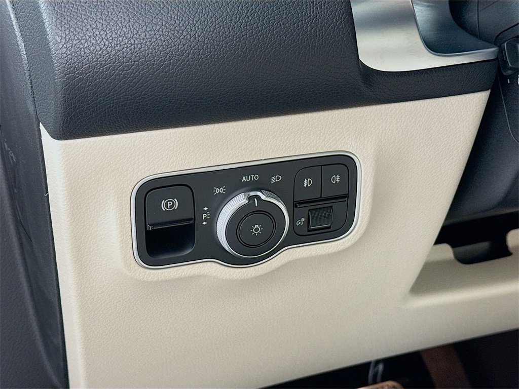 Used 2025 Mercedes-Benz GLB 250 4MATIC image 11