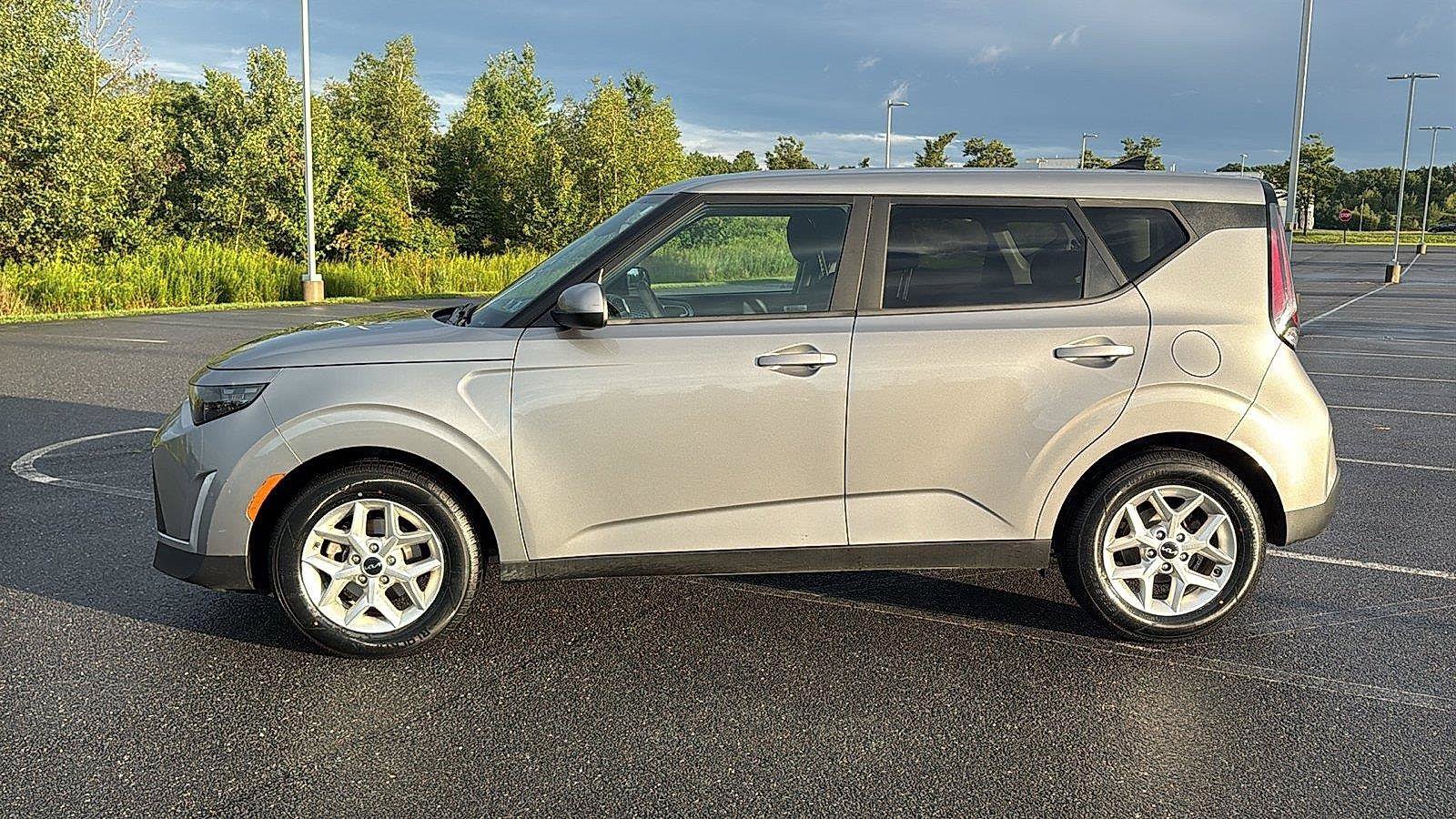 Used 2023 Kia Soul LX w/ Option Group 015 FWD image 10