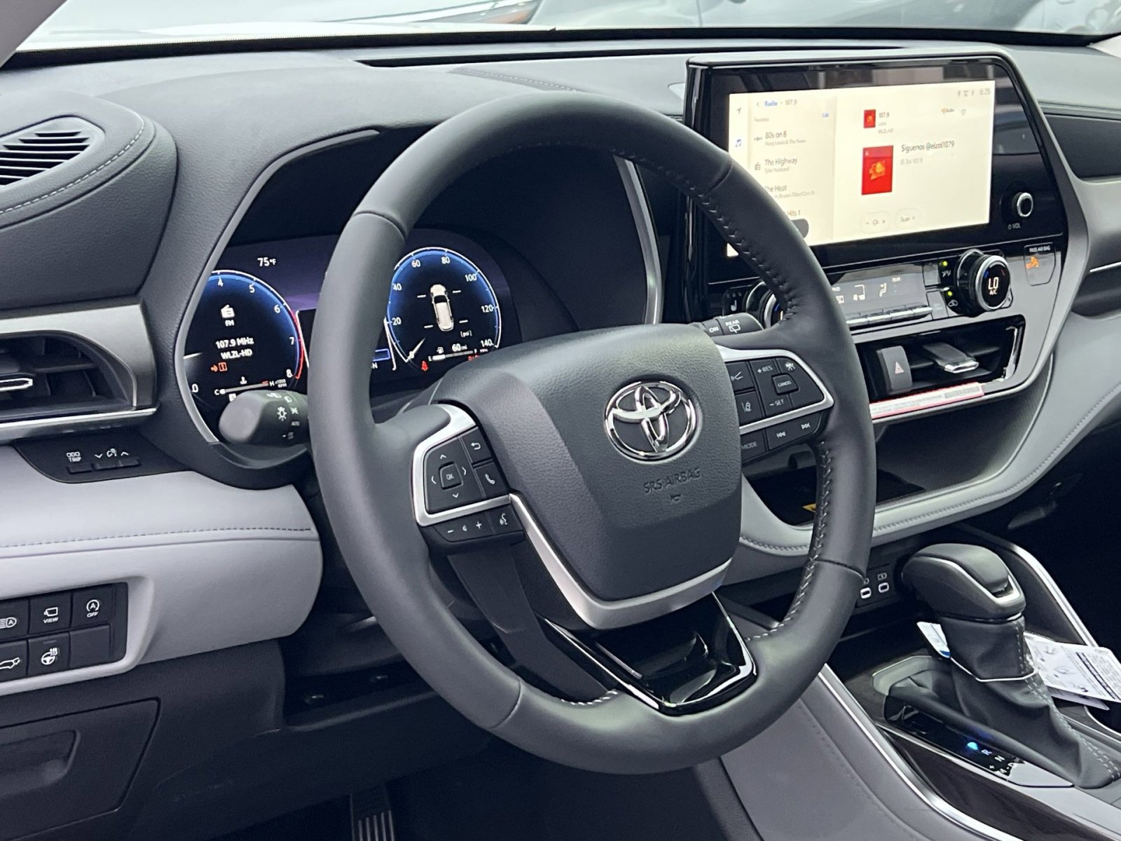 New 2025 Toyota Highlander Limited image 11