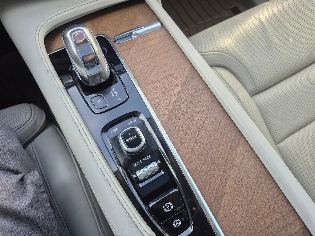 Used 2016 Volvo XC90 T8 Inscription w/ Vision Package AWD/4WD image 31