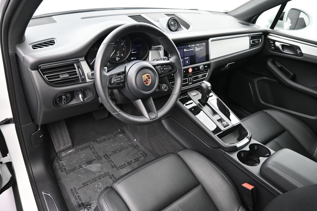 Certified 2026 Porsche Macan AWD/4WD image 4