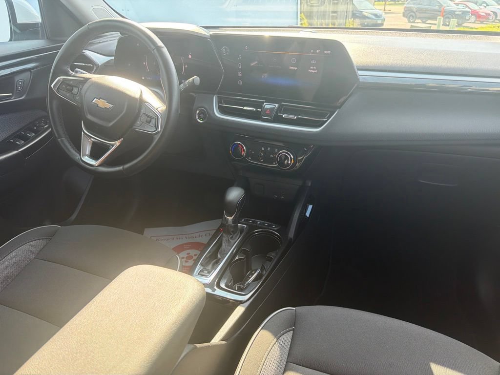 Used 2024 Chevrolet TrailBlazer LT w/ LT Cold Weather Package FWD image 8