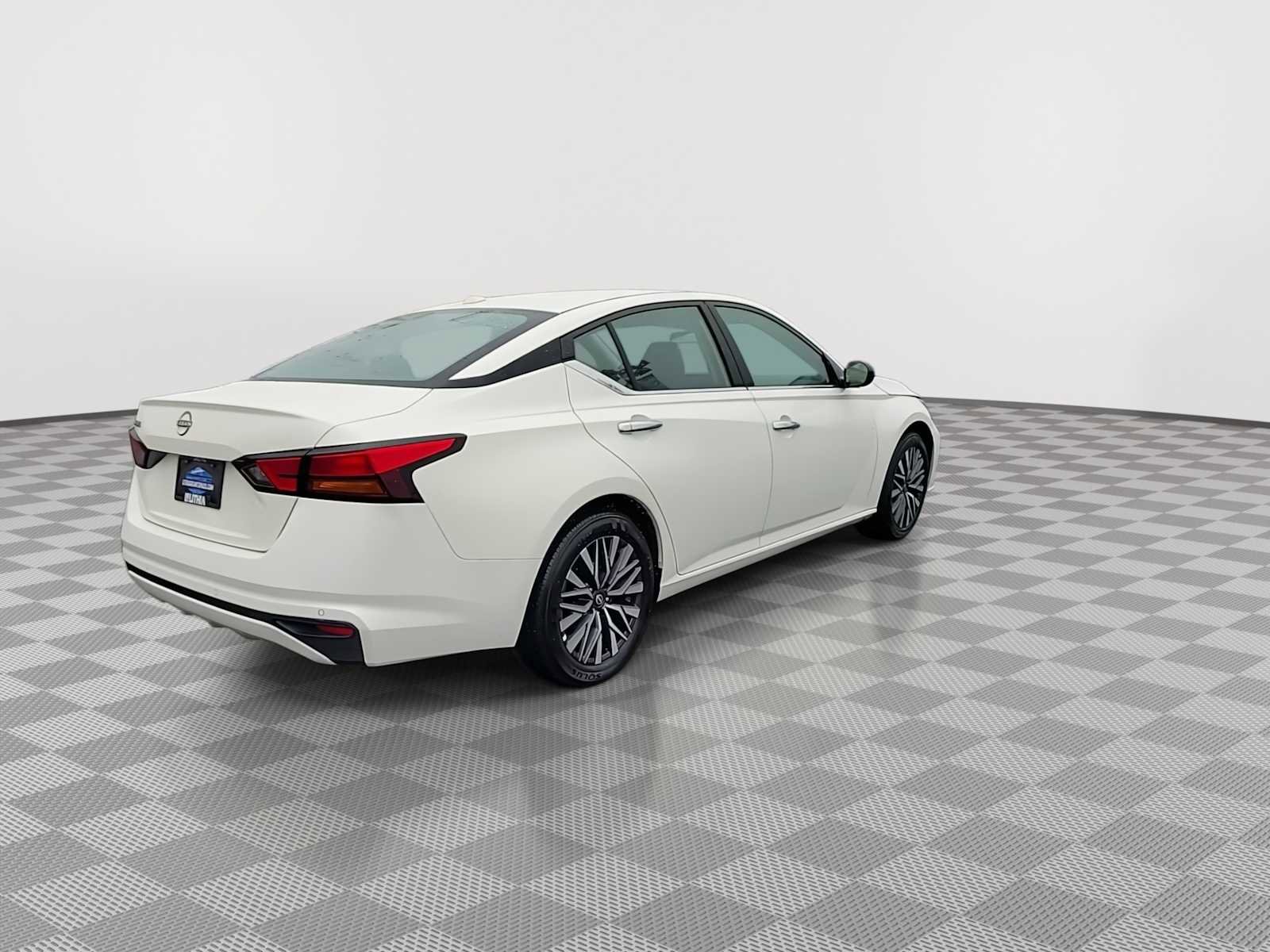 Used 2025 Nissan Altima 2.5 SV FWD image 8