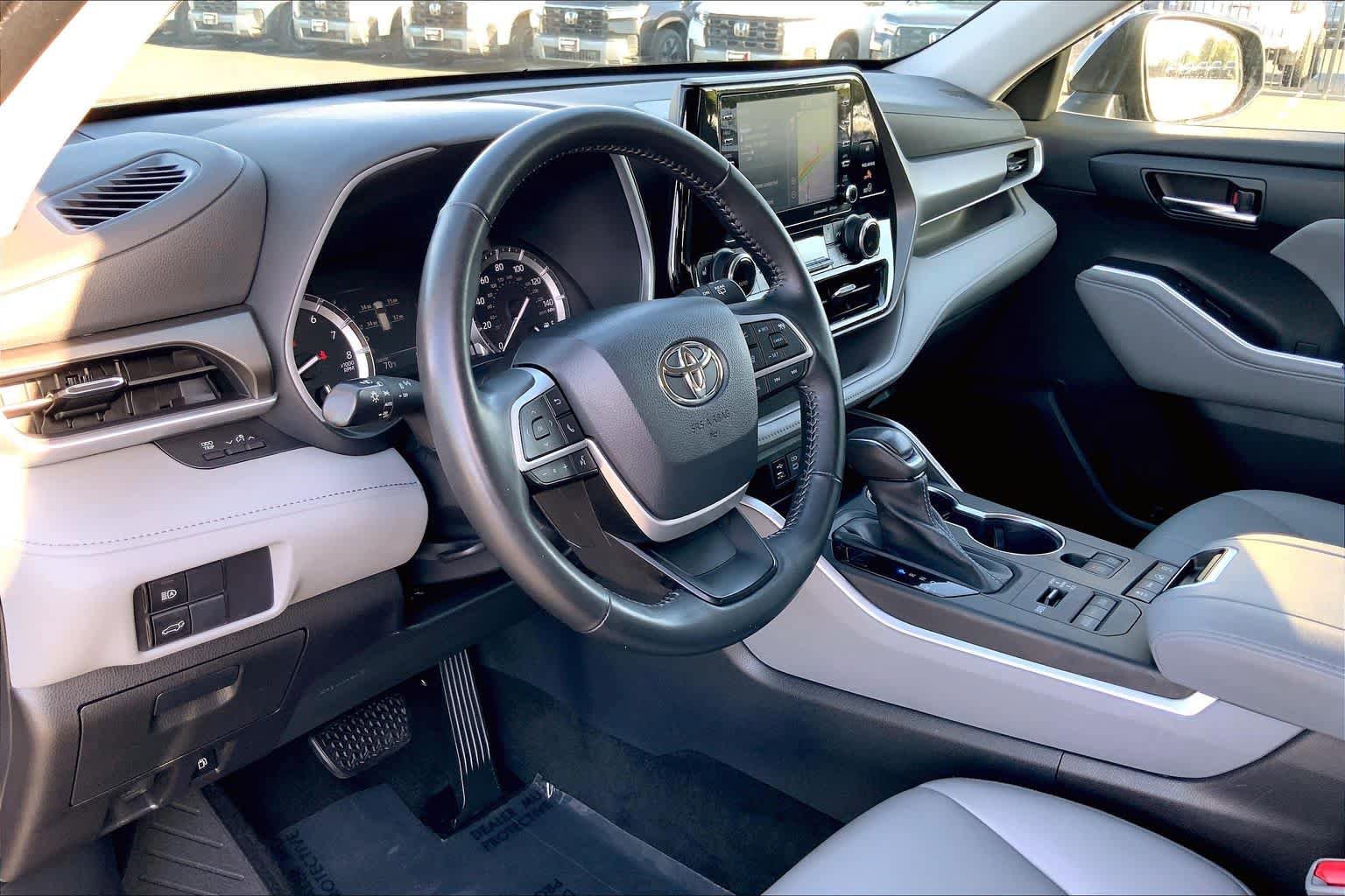 Used 2022 Toyota Highlander XLE AWD/4WD image 17