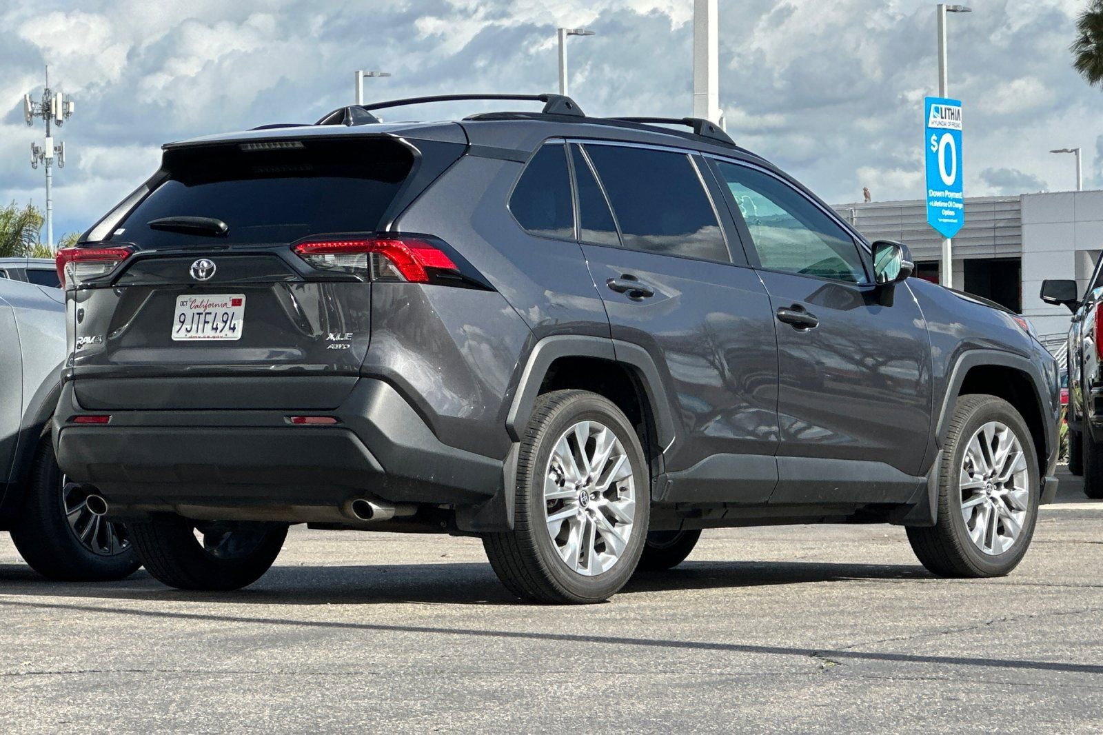 Used 2023 Toyota RAV4 XLE Premium image 4