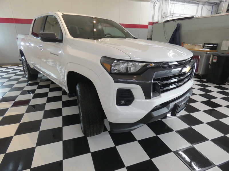 Used 2024 Chevrolet Colorado LT w/ LT Convenience Package II AWD/4WD image 3
