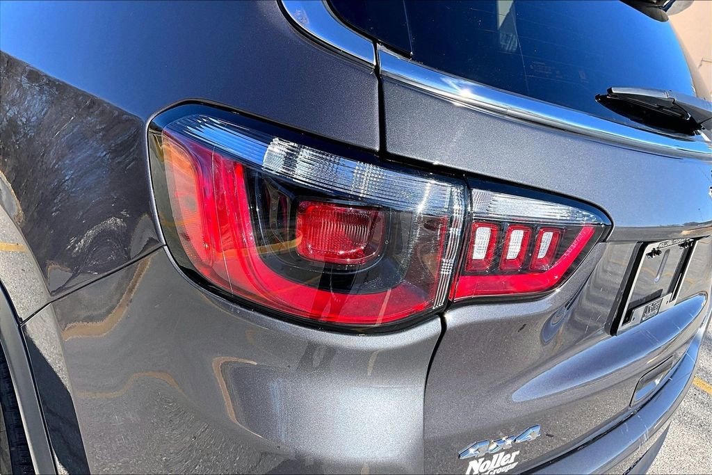 Used 2024 Jeep Compass Latitude image 30