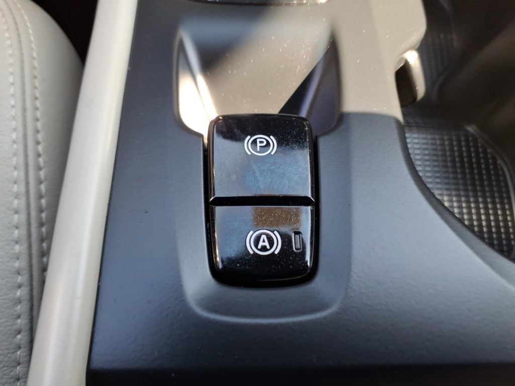 Used 2019 Volvo XC40 T4 Momentum image 29