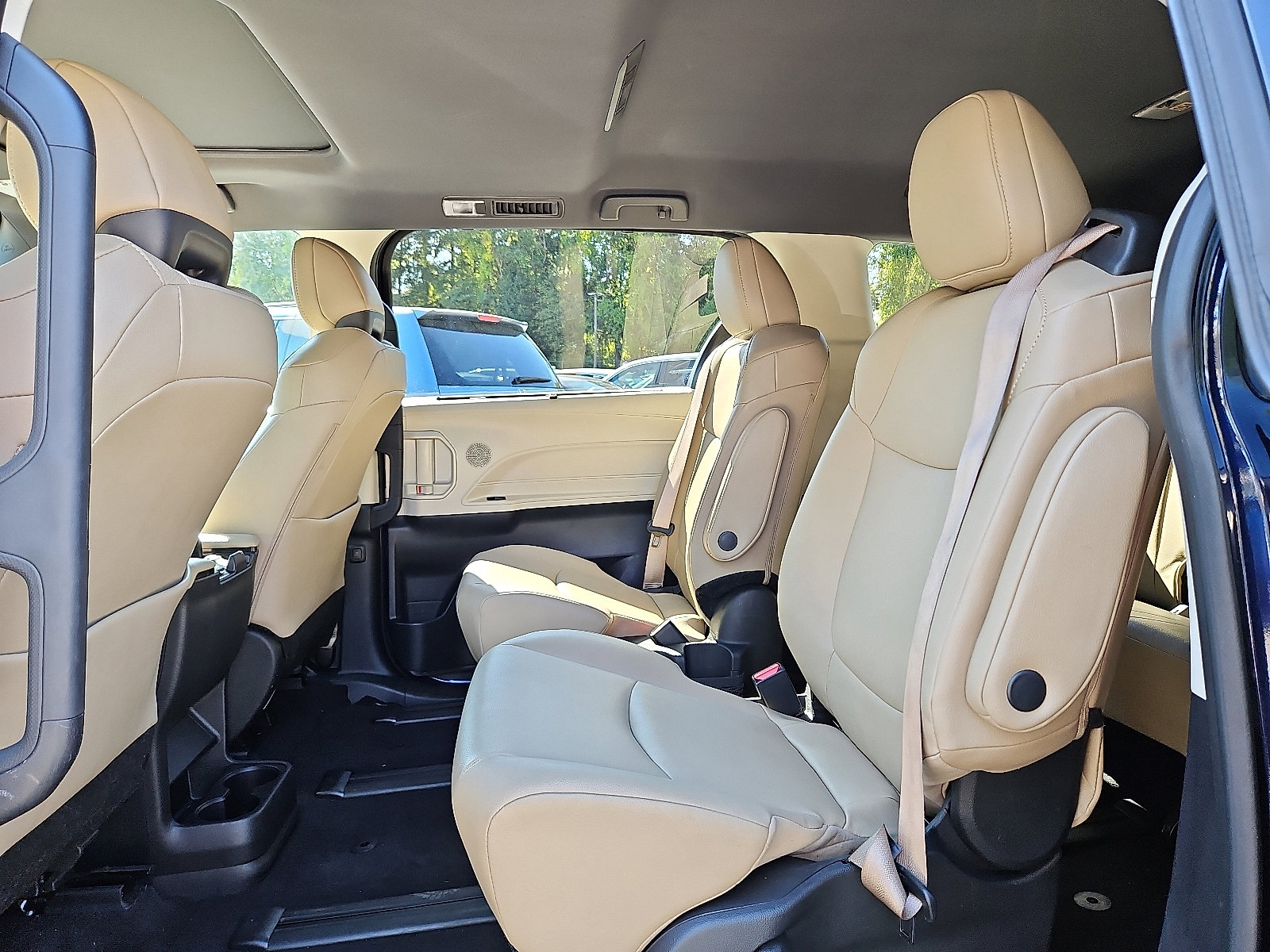 Used 2023 Toyota Sienna XLE image 11