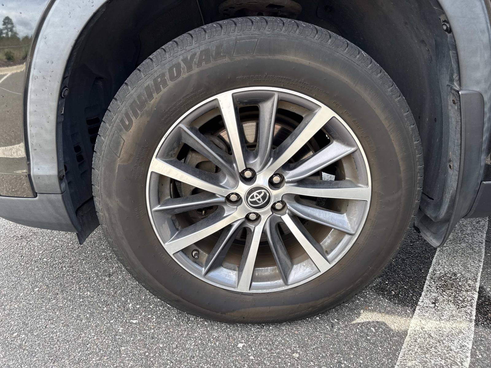 Used 2019 Toyota Highlander XLE AWD/4WD image 37