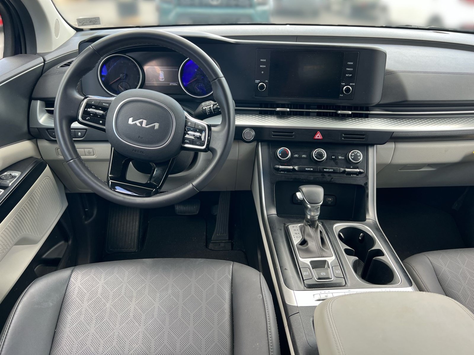 Used 2024 Kia Carnival LX FWD image 20