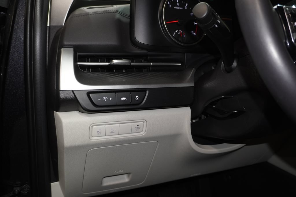 Used 2024 Kia Carnival LX FWD image 23