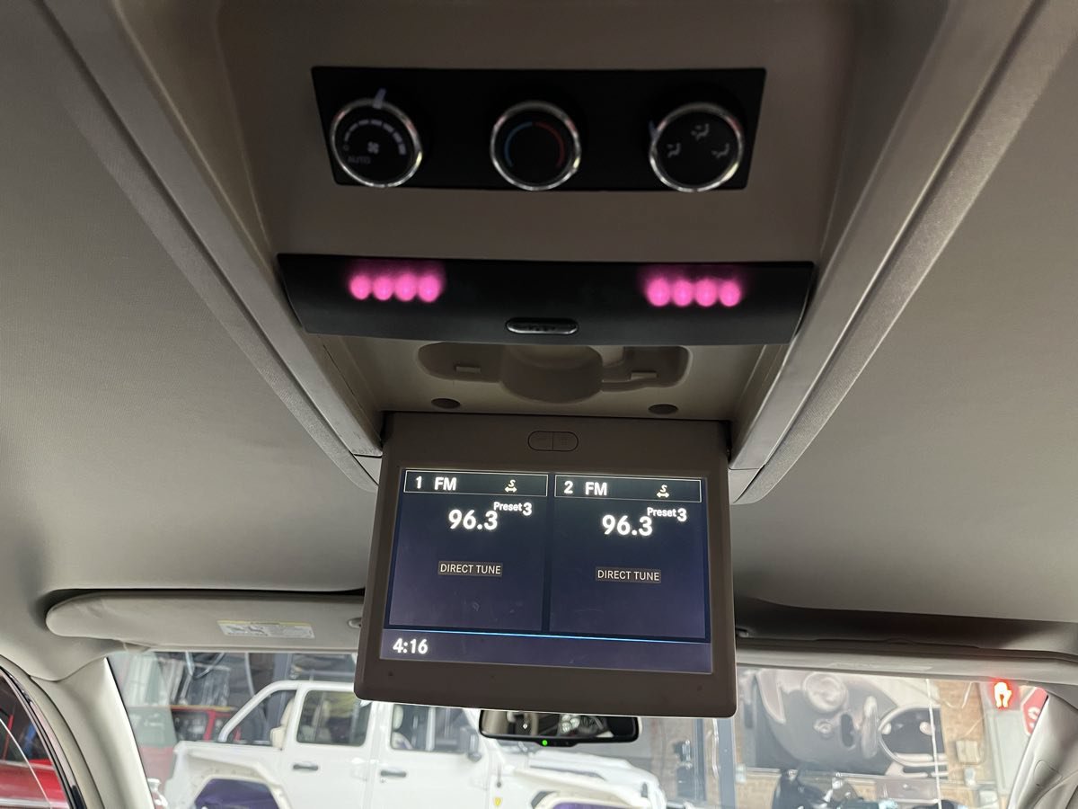 Used 2016 Chrysler Town & Country Touring w/ Driver Convenience Group FWD image 12