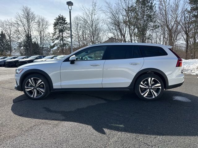 Certified 2025 Volvo V60 B5 Cross Country Plus image 5