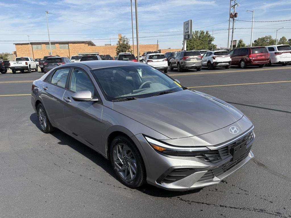 Used 2024 Hyundai Elantra SEL image 2