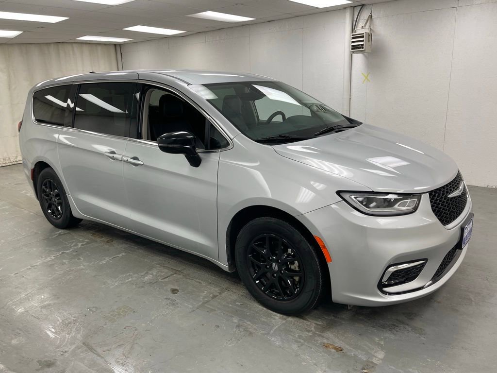 Used 2024 Chrysler Pacifica Touring-L image 8