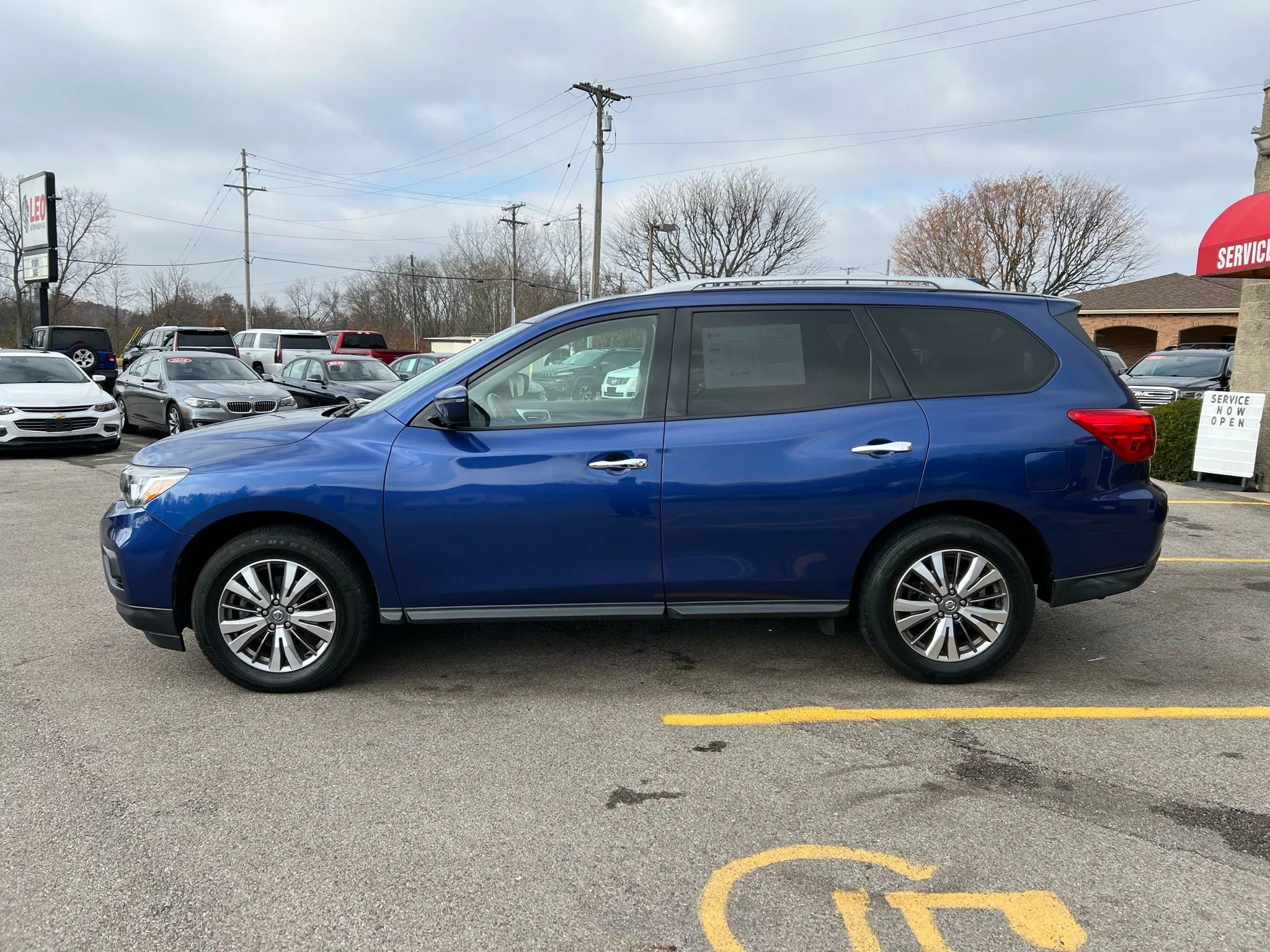 Used 2019 Nissan Pathfinder SV image 8