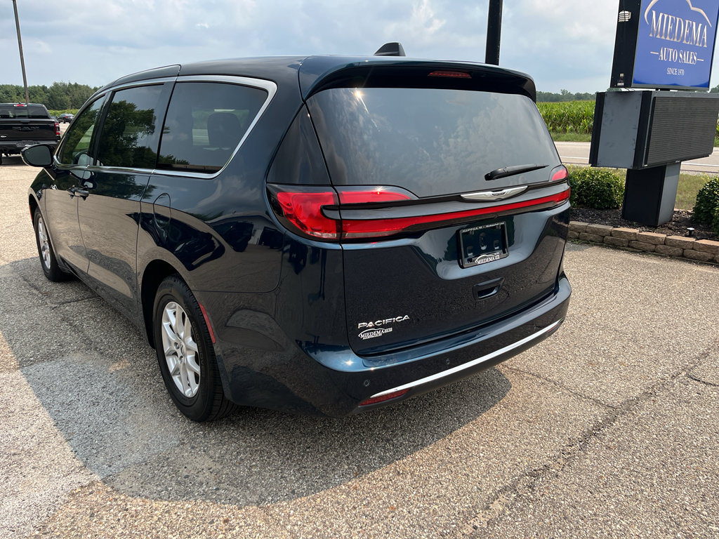 Used 2025 Chrysler Pacifica Select FWD image 4