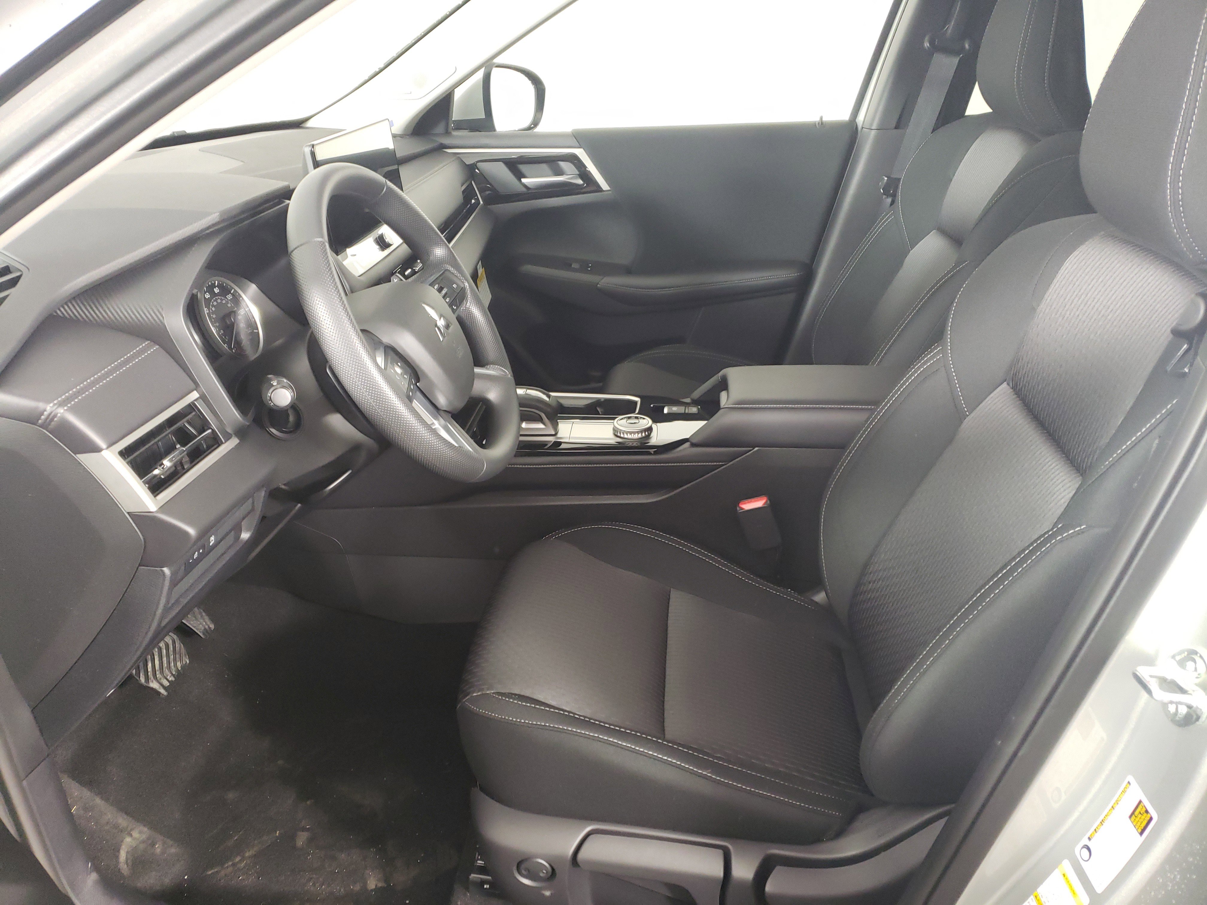 New 2026 Mitsubishi Outlander ES image 9